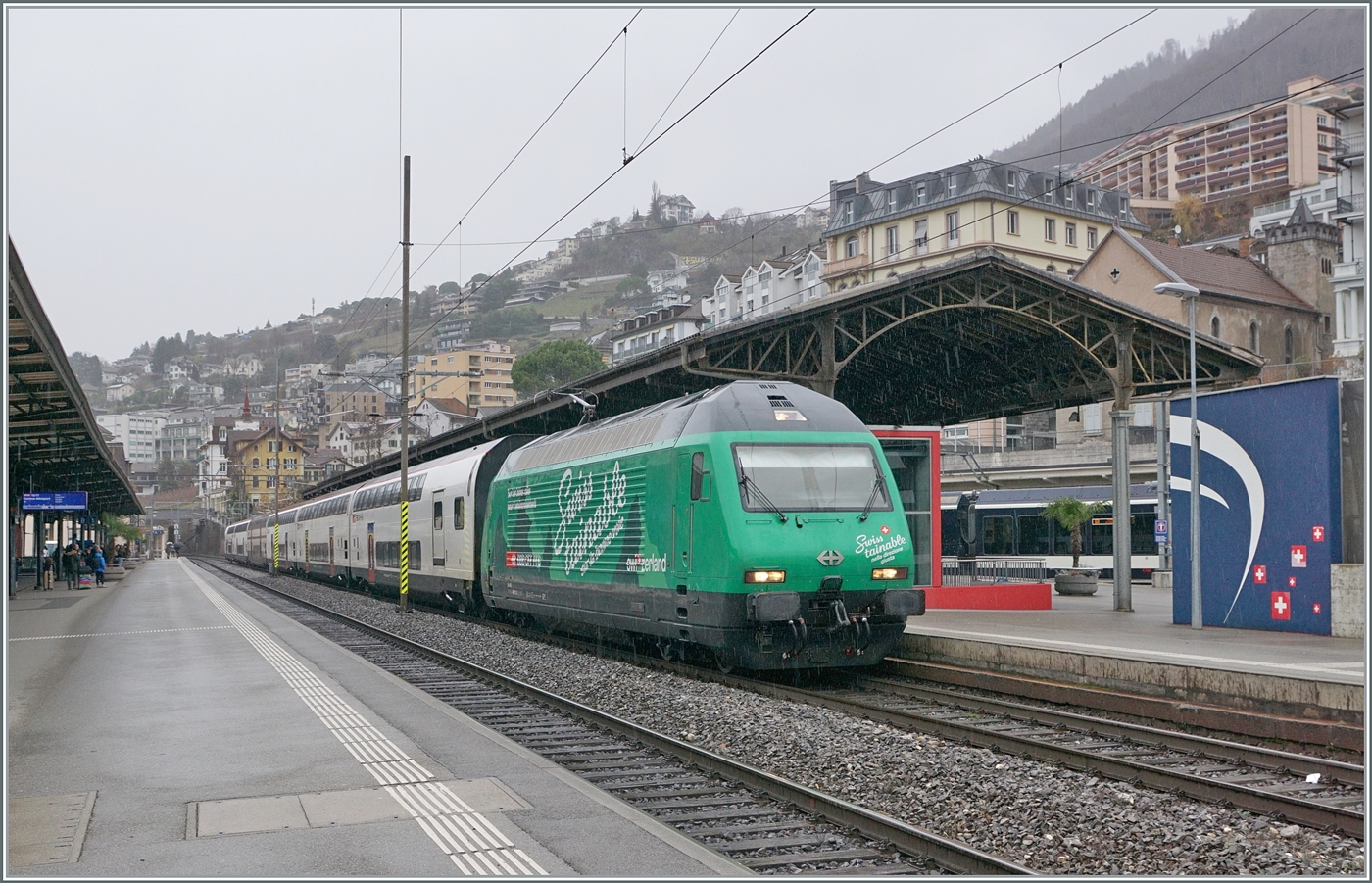 Nur wenige Minuten vor der Ankunft des GoldenPass Express GPX 4065 mit der MOB Ge 4/4  Swiss Tainable  (um 12:22) hielt die SBB Re 460  Swiss Tainable  mit ihrem IR 90 von Genève Aéroport nach Brig in Montreux (um 12:17)! Doch selbst wenn beide Loks zusammen im Bahnhof von Montreux gewesen wären, wäre es nur schwerlich möglich gewesen, beide Loks auf ein Bild zu bekommen. 

7. Dezember 2024