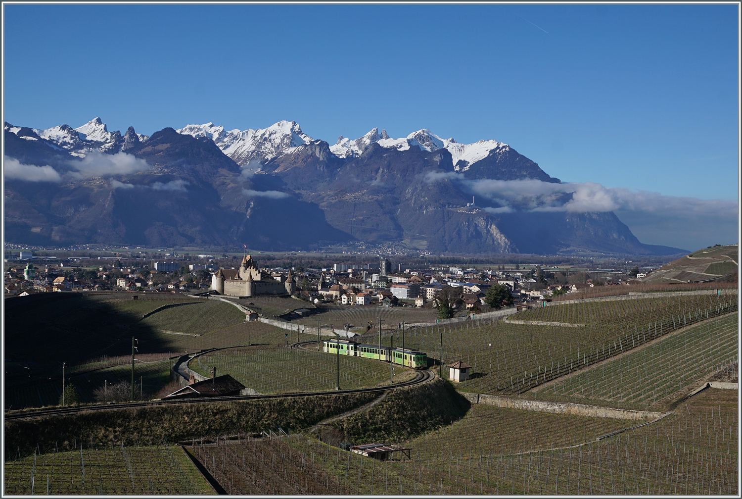 Oberhalb von Aigle windet sich das Trasse der ASD in weiten Schleifen durch die Rebberge; auf dem Weg nach Aigle ist beim Schloss von Aigle der ASD R 71 435 mit dem führenden Bt 434 und dem schiebenden BDe 4/4 402 unterwegs.

4. Januar 2024