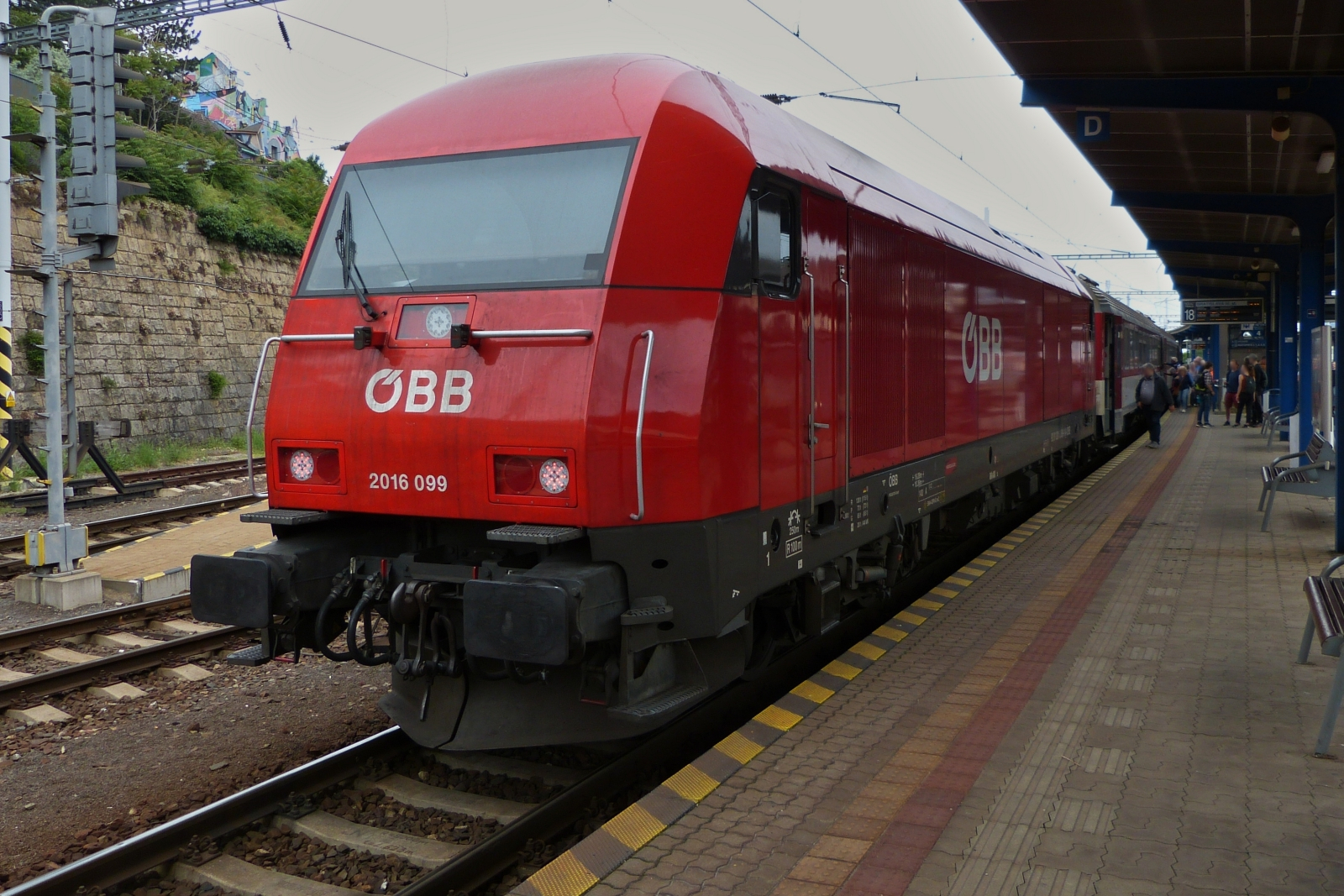�BB LOK 2016 099 hat ihren Zug von Wien in den Bahnhof von Bratislava geschoben und wird in k�rze den Zug nach Wien zur�ckziehen. 05.06.2023

