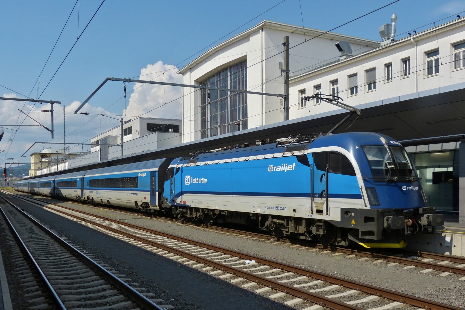 Railjet Lok 1216 250-1 wird unseren Zug von Graz �ber den Semmering nach Wien schieben. 02.06.2023.