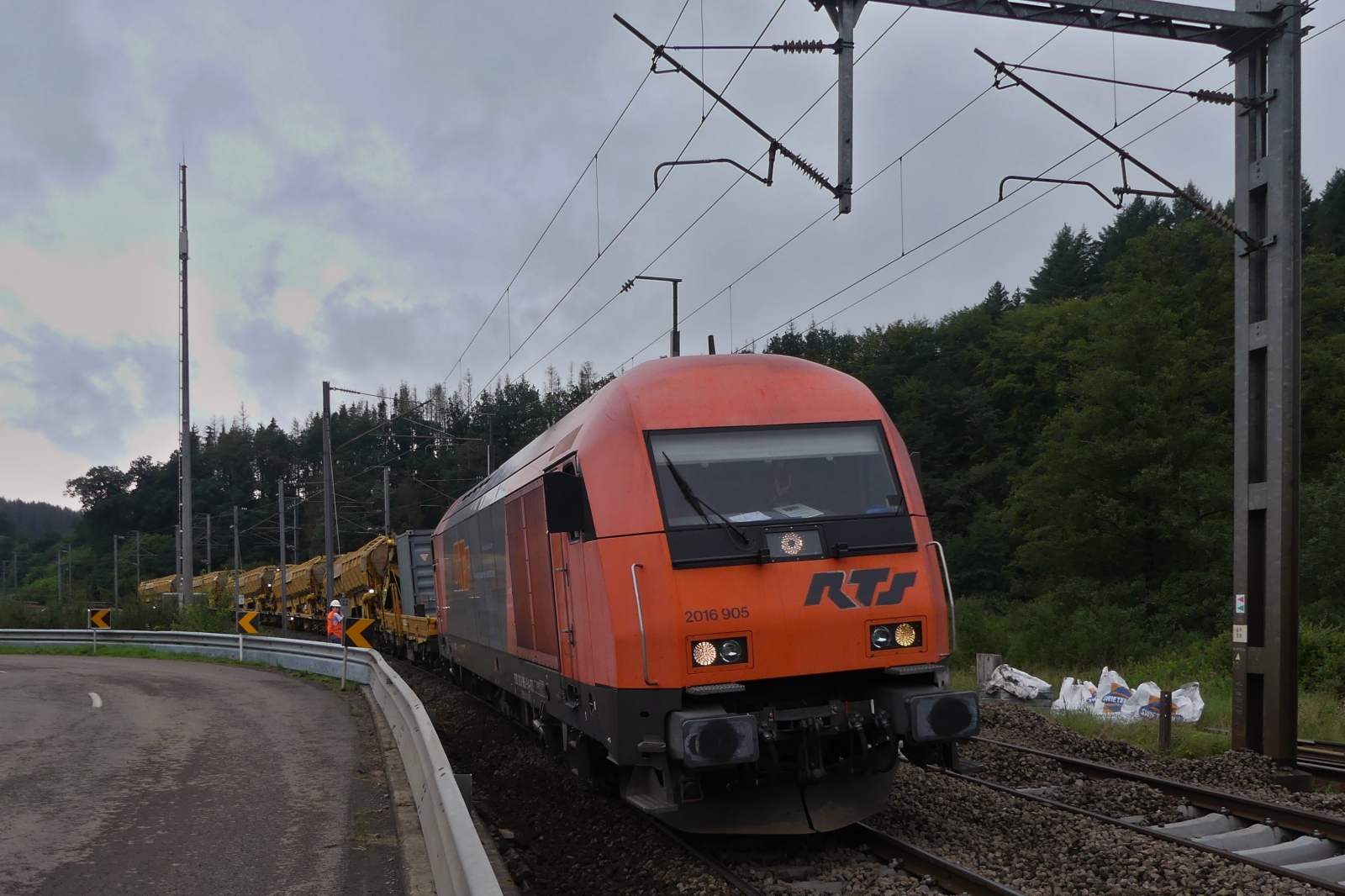 RTS Diesellok 2016 905 schiebt die entleerten Schottersammelwagen von  der Entladestelle in der Nähe von Drauffelt zurück in Richtung Enschreange, wo der Rest des Zuges wieder angehängt wird, und die Arbeiten am Bahndamm fortgesetzt werden. 25.08.2023