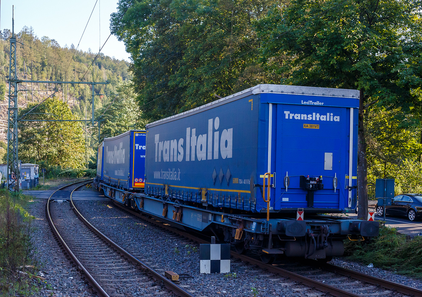 Sechsachsiger Gelenk-Taschenwagen (Doppeltaschenwagen T2000), 37 80 4993 624-8 D-WASCO, der Gattung Sdggmrs T2000, der der WASCOSA AG, am 17 September 2024 im Zugverband bei der Durchfahrt im Bahnhof Kirchen (Sieg), hier beladen mit zwei Sattelanhängern (Trailer).

Diese Wagen vom Typ T2000 wurde 2009 von Tatravagónka a.s. in Poprad (Slowakei) gebaut, die Entwicklung und Konstruktion ist von der Ferriere Cattaneo SA in Giubiasco (Schweiz). Baugleiche Wagen sind u.a. auch für die DB Cargo AG, bezeichnet als Sdggmrs 736, unterwegs. Sie sind aber auch bei anderen Halteren im Einsatz, wie z.B. bei der AAE heute VTG als Sdggmrs(s) Megapack (T2000), VTG-Typ T72.104D bezeichnet.

Die Wagen dienen dem Transport von jeweils zwei Sattelaufliegern von maximal 13.600 mm Länge. Jede Wagenhälfte verfügt über einen in Längsrichtung verschiebbaren Stützbock zur Aufnahme von Sattelanhänger mit einem Gesamtgewicht von bis zu 40t. Die Sattelanhänger werden mit Hilfe von Radvorlegern (4 je Wagenhälfte) festgelegt. Für die Beförderung von Containern oder Wechselbehältern bis zu 2 × 45 Fuß, verfügen die Wagen über 20 klappbare, und zum Teil auch verschiebbare Containerzapfen. Für lange Wechselbehälter gibt es eine Mittenunterstützung.

TECHNISCHE DATEN:
Spurweite: 1.435 mm (Normalspur)
Länge über Puffer: 34.200 mm
Drehzapfenabstand: 2 x 14.200 mm
Achsabstand in den Drehgestellen: 1.800 mm
Laufraddurchmesser: 920 mm (neu) / 860 mm (abgenutzt)
Drehgestelle:  1 x Y25 Ls(s)i – k / 2 x Y25 Ls(s)if-k
Radsätze: BA 318
Eigengewicht: 34.580 kg
Max. Zuladung bei Lastgrenze S: 100,4 t (ab Streckenklasse D)
Max. Geschwindigkeit: 100 km/h (bei Lastgrenze S) / 120 km/h (leer)
Kleinster befahrbarer Kurvenradius: R 75 m (R 150 m im Zugverband)
Bremse: 2 x KE-GP-A (K)
Bremssohle: Jurid 816M (K-Sohle)
Handbremse: am mittleren Drehgestell
Intern. Verwendungsfähigkeit: TEN-GE / G1