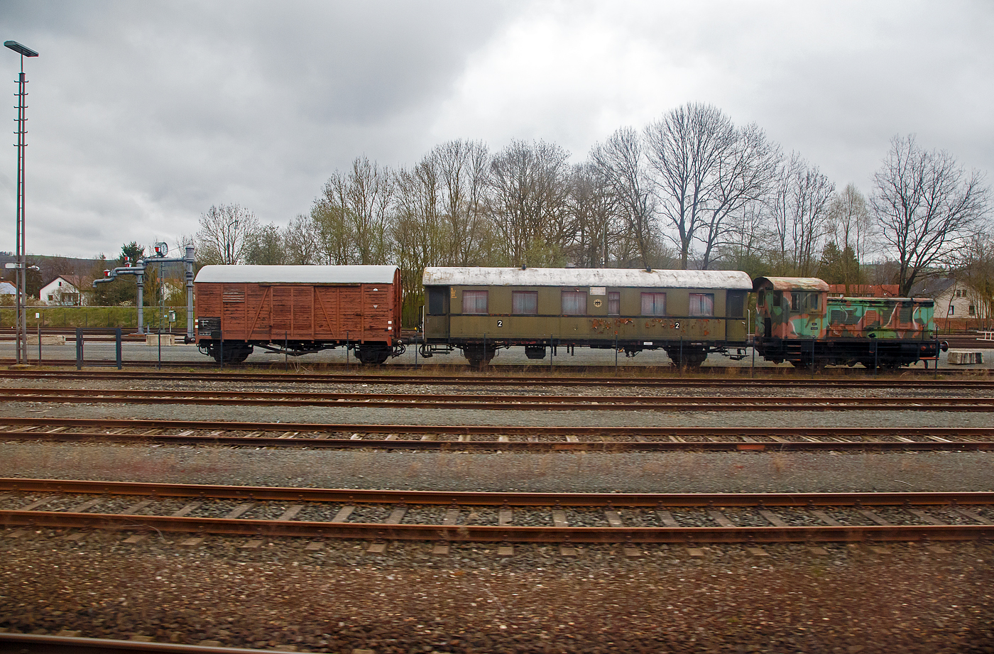 Stielecht wie ein Militärzug der Deutschen Wehrmacht um 1943.....
Die eine ehemalige Wehrmachtslokomotive WR 200 B 14 (V 20 043 Baujahr 1943 von Deutz 39624, Typ A6M 324 R) steht mit zweiachsigen 2. Klasse DRG Einheits-Durchgangswagen „Donnerbüchse“  27 0931 Bresslau der Gattung Bi-29 (ex 36 507 Breslau, später bei der DB 27 093 Reg Aie) und dem zweiachsigen gedeckten Güterwagen DR Oppeln 1954 der Gattung Grhs, am 17.04.2023 im DDM - Deutschen Dampflokomotiv-Museum in Neuenmarkt-Wirsberg.

