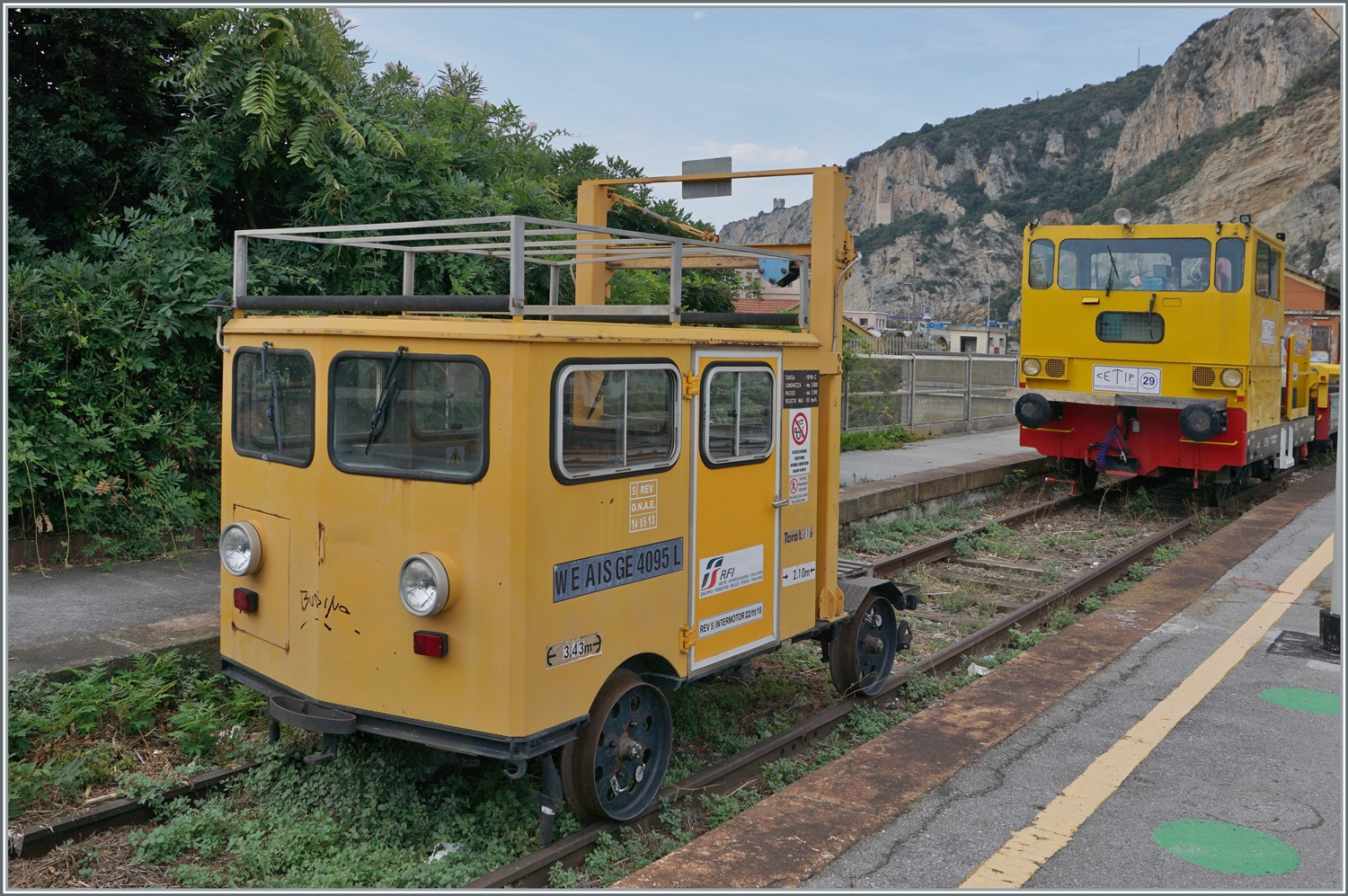 Und gleich daneben stand dieses kleine Gef�hrt der RFI, dass immer mit der Bezeichnung WE AIS GE 4095L beschriftet war. 

16. Sept. 2023