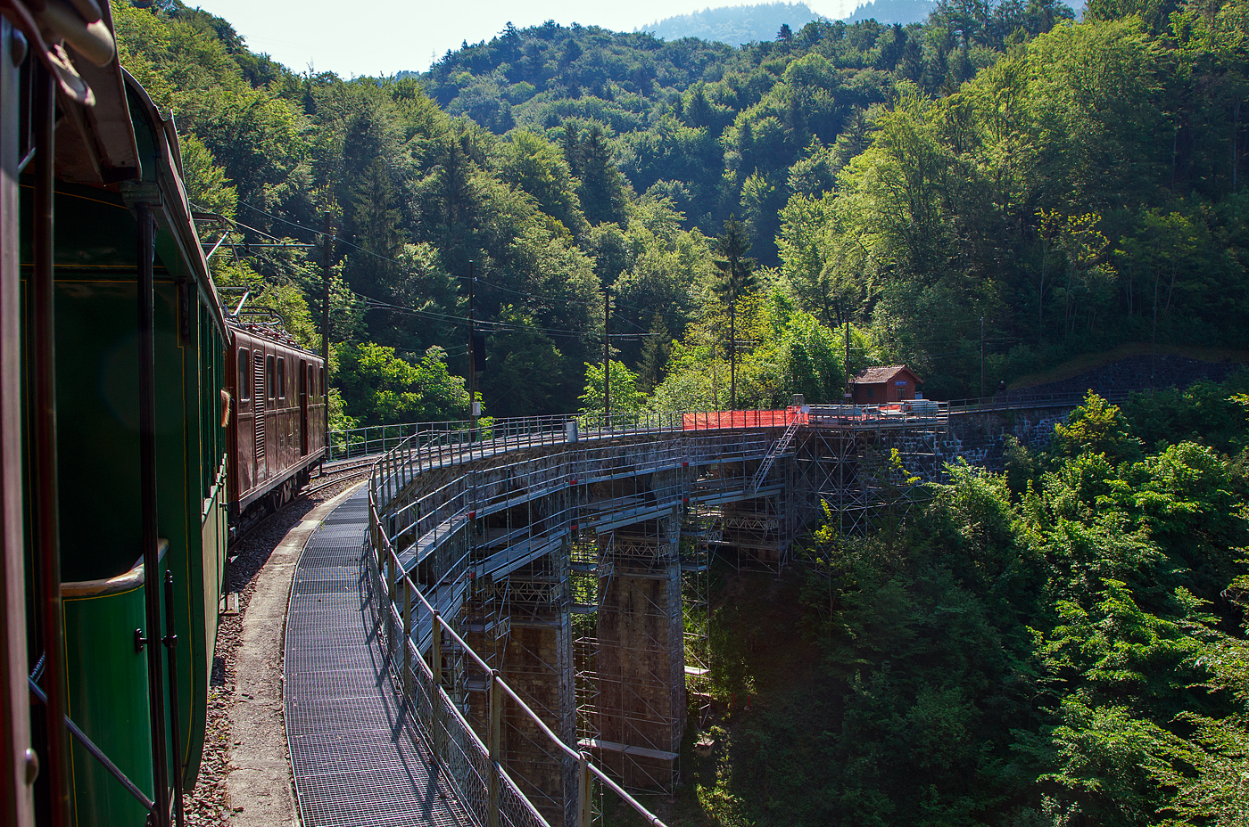 Unterwegs mit der ehemalige Berninabahn BB Ge 4/4 81 der Museumsbahn Blonay–Chamby, ex RhB Ge 4/4 181, ex BB Ge 4/4 81, ex BB Ge 6/6 81, am 27. 05.2023 auf dem Baye de Clarens Viadukt in Richtung Chamby.

Wie man gut erkennen kann finden an der Brücke finden derzeit umfangreiche Instandsetzungsarbeiten statt, was auch gut für den Betrieb für die Museumsbahn Blonay–Chamby ist. Die Strecke selbst gehört ja nicht der BC, sondern die 2,95 km lange, meterspurige, elektrifizierte und durchgehend eingleisige Bahnstrecke Blonay–Chamby (BAV 115) gehört Transports Montreux–Vevey–Riviera (MVR). Sie wird aber in der Sommersaison auch von der Museumsbahn Blonay–Chamby (BC) als historische Bahn befahren.