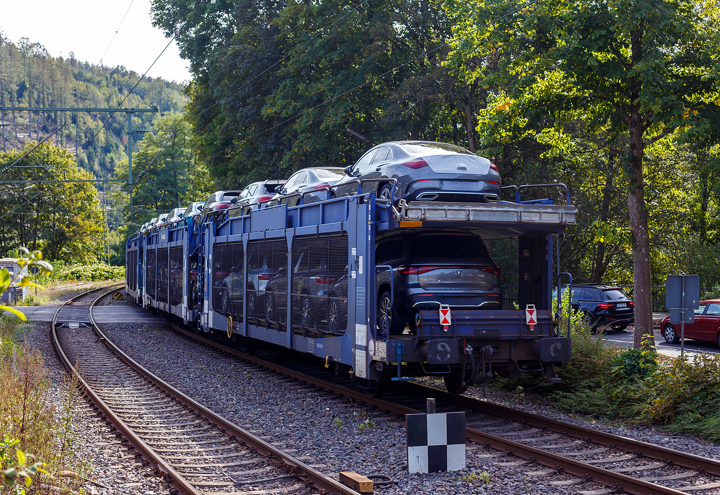 Vierachsige (2 x 2 achsiger) offener Doppelstock-Autotransportwagen (Wageneinheit) beladen PKW der Marke Mercedes-Benz, 23 88 4356 937-3 B-TOUAX, der Gattung Laaers, der irländischen Vermietungsfirma TOUAX Rail Limited (eingestellt in Belgien), am 22 September 2024 eingereiht im Zugverband bei einer Zugdurchfahrt im Bahnhof Kirchen (Sieg).

Die TOUAX Type-Bezeichnung ist Laaers ABRF (bzw. Type M:6445C0). Der ehemalige französische Waggonbauer ABRF mit Sitz in Châteaubriant  war der Hersteller von der Wageneinheit.

TECHNISCHE DATEN (laut Anschriften):
Gattungskennzahl: 4356
Spurweite: 1.435 mm (Normalspur)
Anzahl der Achsen: 4 (2 x 2)
Länge über Puffer : 31.000 mm
Achsabstände: 9.000 mm / 6,500 mm / 9.000 mm
Laufraddurchmesser : 840 mm (neu)
Ladelänge : 30.560 mm (oben) / 29.760 mm (unten)
Höchstgeschwindigkeit: 100 km/h (beladen) / 120 km/h (leer)
Eigengewicht: 37.600 kg
Nutzlast: 26,4  t bei Streckenklasse A, 33,4 t ab Streckenklasse B (max. 17 t pro Ebene)
Kleinster befahrbarer Gleisbogenhalbmesser: R 75 m
Bremse: SM-GP (K)
Bremssohle: Cosid 810
Handbremse: Ja
Verwendungsfähigkeit: TEN GE / G1
