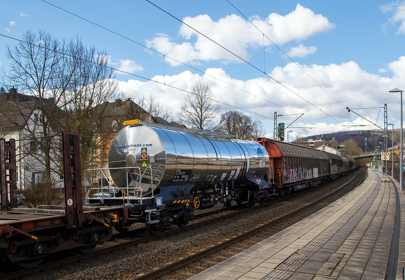 Vierachsiger 50 m³ Drehgestell-Kesselwagen mit Isolierung und Heizung, 37 80 7933 337-9 D-ERR, der Gattung  Zacens 1, der Vermietungsfirma ERR - European Rail Rent GmbH, im Zugverband am 19.03.2021 bei der Zugdurchfahrt in Kirchen (Sieg). Das Ladegut (laut Gefahrgutnummer 80/1824) ist hier Natronlauge (Natriumhydroxidlösung  - NaOH).

TECHNISCHE DATEN (gem. Anschriften) :
Spurweite: 1.435 mm
Achsanzahl: 4 (in 2 Drehgestelle)
Länge über Puffer: 14.400 mm
Drehzapfenabstand: 9.360 mm
Achsabstand im Drehgestell: 1.800 mm
Laufraddurchmesser:  920  mm (neu) 
Eigengewicht: ca. 20.820kg
Tankinhalt: 49.680 Liter (ca. 50 m³)
Max. Ladegewicht: 69,1 t (Streckenklasse D)
Höchstgeschwindigkeit: 100 km/h (beladen) / 120 km/h (leer)
Bremse: Frein KE-GP-A (K)
Bremssohle: C 810
Handbremse: JA
Tankcode: L4DH
Intern. Verwendungsfähigkeit: TEN-GE

Die Bedeutung der Gattung Zacens:
Z = Kesselwagen
a = 4 Radsatz
c = Entladung durch Druckluft oder Luftstöße
e = mit Heizung
n = Lademasse bei Lastgrenze C: m > 60 t für vierachsige Wagen
s = zugelassen für Züge bis 100 km/h
