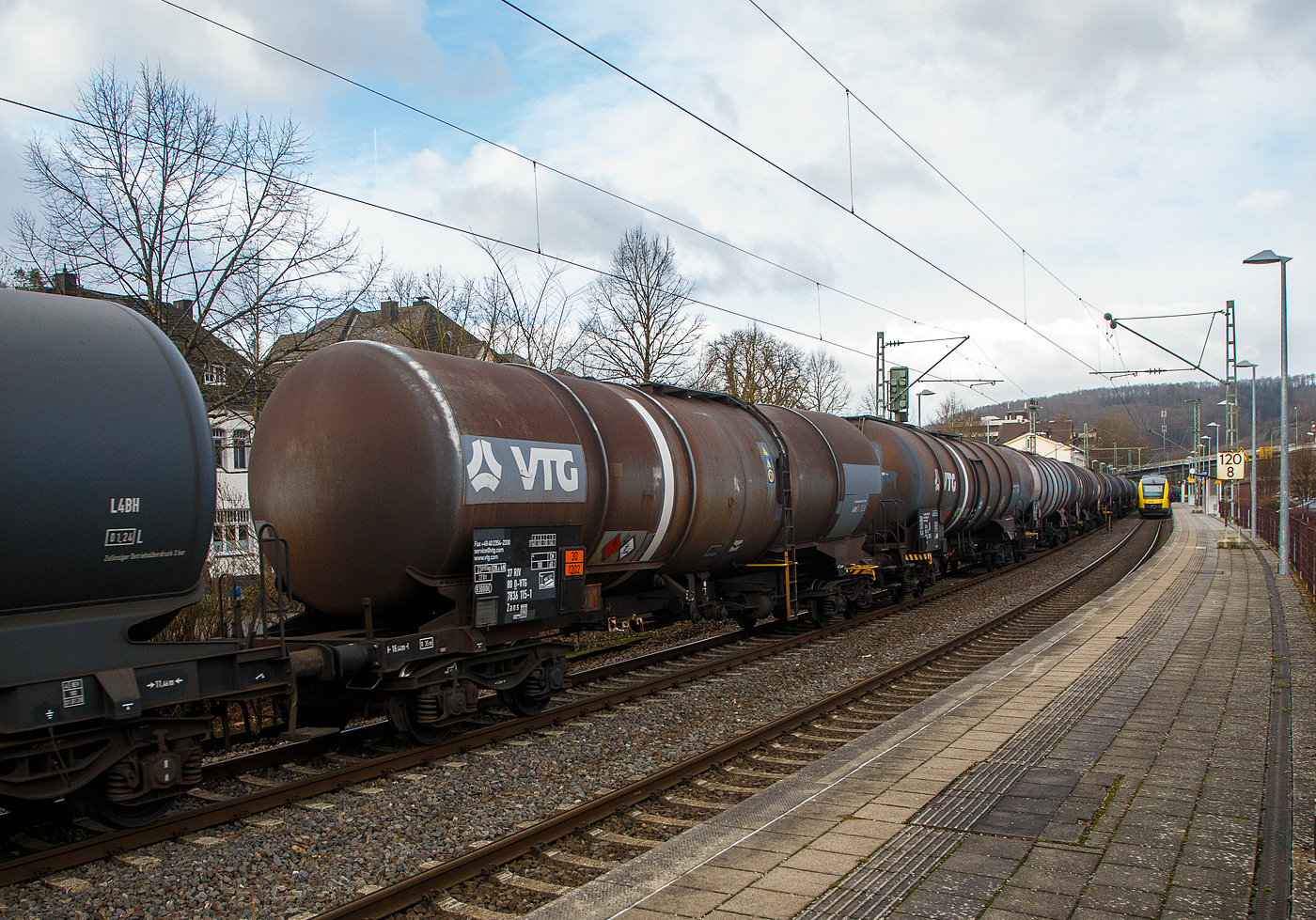 Vierachsiger 93 m� Drehgestell-Kesselwagen 33 80 7836 115-1 D-VTG, der Gattung Zans, der VTG (Hamburg) am 04.02.2023 im Zugverband bei der Zugdurchfahrt in Kirchen (Sieg). Das Ladegut ist, laut der Gefahrgutkennzeichnung 30/1202, Diesel oder Heiz�l.

TECHNISCHE DATEN (gem. Anschriften) :
Spurweite: 1.435 mm
Achsanzahl: 4 (in 2 Drehgestelle)
L�nge �ber Puffer: 16.440 mm
Drehzapfenabstand: 11.460 mm
Achsabstand im Drehgestell: 1.800 mm
Laufraddurchmesser: 920  mm (neu) 
Eigengewicht: ca. 23.698 kg
Tankinhalt: 93.000 Liter (93 m�)
Max. Ladegewicht: 66,3 t (Streckenklasse D) 
H�chstgeschwindigkeit: 100 km/h (beladen) / 120 km/h (leer)
Kleinster befahrbarer Gleisbogen: R 75 m
Bremse: KE-GP (LL)
Verwendungsf�higkeit: RIV

Tankcode: L4BH
L = Tank f�r Stoffe in fl�ssigem Zustand 
4 = zutreffender Mindestpr�fdruck in bar
B = Tank mit Boden�ffnungen mit 3 Verschl�ssen f�r das Bef�llen oder Entleeren
H = luftdicht verschlossener Tank
Max. Betriebsdruck: 3,0 bar