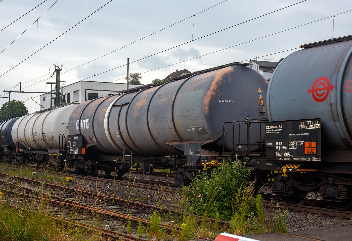 Vierachsiger 95 m³ Drehgestell-Kesselwagen mit Bremserbühne (Mineralöl-Kesselwagen) 33 80 7840 436-9 D-VTG der Gattung Zacns der der VTG Rail Europe GmbH (Hamburg), laut Gefahrguttafel/Warntafel 30/1202 beladen mit Diesel oder Heizöl, am 10 Juni 2025 eingereiht im Zugverband bei einer Zugdurchfahrt in Niederschelderhütte.

TECHNISCHE DATEN:
Gattung: Zacns
Spurweite: 1.435 mm (Normalspur)
Anzahl der Achsen: 4 (in 2 Drehgestellen)
Länge über Puffer: 17.000 mm
Drehzapfenabstand: 11.450 mm
Achsabstand im Drehgestell: 1.800 mm
Höchstgeschwindigkeit: 100 km/h (beladen) / 120 km/h (leer)
Eigengewicht: 22.450 kg
Nutzlast: 66,2 t ab Streckenklasse D, auf DB Netz 60,2 ab CM
Gesamtvolumen: 95.055 Liter
Tankcode: L4BH
Kleinster befahrbarer Gleisbogen: R 36 m
Bremse: KE-GP (LL)
Handbremse: Von Bremserbühne bedienbar
Intern. Verwendungsfähigkeit: RIV

Bedeutung des Tankcode L4BH:
L= Tank für Stoffe in flüssigem Zustand (flüssige Stoffe oder feste Stoffe, die in geschmolzenem Zustand zur Beförderung aufgegeben werden)
4 = zutreffender Mindestprüfdruck in bar (Berechnungsdruck 10 bar)
B = Tank mit Bodenöffnungen mit 3 Verschlüssen für das Befüllen oder Entleeren 
H = luftdicht verschlossener Tank
Max. Betriebsdruck: 3,0 bar