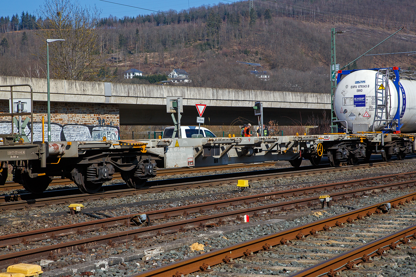 Vierachsiger Drehgestell-Containertragwagen der Gattung Sgnss, 33 85 4575 419-8 CH-HUPAC, der HUPAC Intermodal SA am 24.03.2021 leer im Zugverband bei der Durchfahrt in Niederschelden.

Der Wagen wurde 2002 von Josef Meyer Rheinfelden (CH) gebaut.

TECHNISCHE DATEN:
Hersteller: Josef Meyer Rheinfelden
Spurweite: 1.435 mm
Länge über Puffer: 20.050 mm
Drehzapfenabstand: 14.420 mm
Achsabstand in den Drehgestellen: 1.800 mm
Laufraddurchmesser: 920 mm (neu)
Ladelänge: 18.760 mm
Höhe der Ladeebene über S.O.: 1.115 mm
Eigengewicht: 20.000 kg
Max. Zuladung bei Lastgrenze S: 70,0 t (ab Streckenklasse D)
Max. Zuladung bei Lastgrenze SS: 39,0 t (ab Streckenklasse A)
Max. Geschwindigkeit: 100 km/h (Lastgrenze SS oder leer 120 km/h)
Kleinster befahrbarer Gleisbogen: R 75 m 
Bremse: Frein DK-GP-A 
Bremssohle: Jurid 816M
Feststellbremse: Ja
Verwendungsfähigkeit: RIV