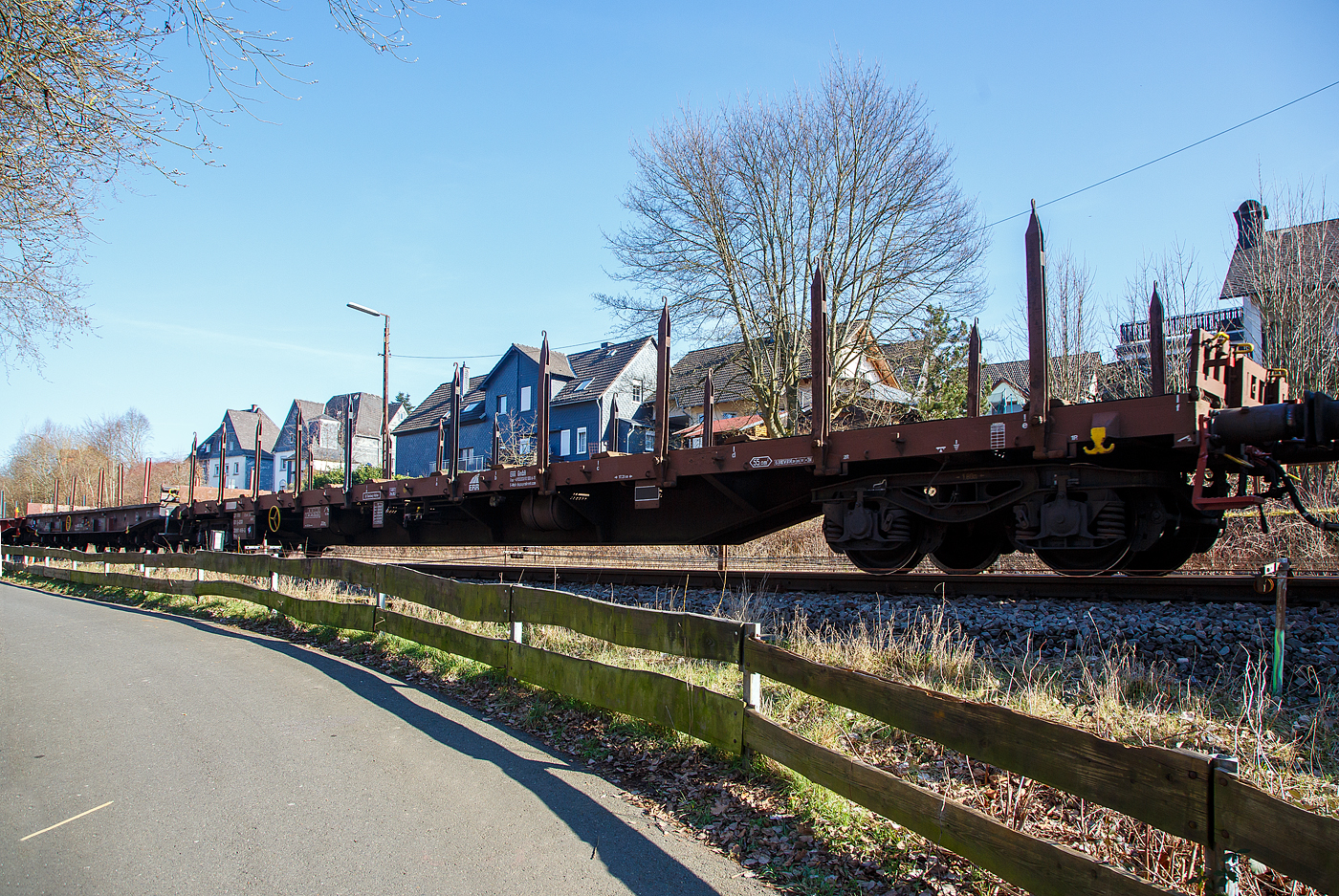 Vierachsiger Drehgestell-Flachwagen, mit Drehungen, klappbaren Ladeschwellen und Stirnwandklappen, jedoch ohne Seitenwandklappen, 31 81 3991 466-3 A-ERR der Gattung Rns-z¹, der ERR European Rail Rent GmbH vermietet an die Saar Rail GmbH (Eisenbahn der Saarstahl AG), am 03.03.2023im Zugverband bei einer Rangierfahrt in Herdorf.

Ausstattung des Wagens: 16 UIC-Drehrungen und 4 verkürzte UIC-Drehrungen, 2 klappbare Stirnborde, 10 klappbare Ladeschwellen, Fußboden aus 70 mm dicken Holzhohlen,15 Bindeösen außen je Langträger und  4 je Stirnbord außen.

TECHNISCHE DATEN:
Spurweite: 1.435 mm (Normalspur)
Anzahl der Achsen: 4 in 2 Drehgestellen
Länge über Puffer: 22.350 mm
Drehzapfenabstand: 17.310 mm
Achsabstand in den Drehgestellen: 1.800 mm
Laufraddurchmesser: 920 mm (neu)
Ladelänge: 21.000 mm
Ladebreite zw. Rungen: 2.640mm
Fußbodenhöhe: 1.260 mm
Ladefläche: 55,4 m²
Eigengewicht: 22.940 kg
Maximale Ladegewicht: 67,0  t (ab Streckenklasse D)
Höchstgeschwindigkeit: 100 km/h 
Kleinster befahrbarer Gleisbogenhalbmesser: R 35 m
Bremse: O-GP-A (LL)
Bremssohle: IB 116
Handbremse. Ja (100%, bodenbedienbar)
Intern. Verwendungsfähigkeit:  RIV / G1

Quelle: laut Anschriften und ERR Datenblatt

