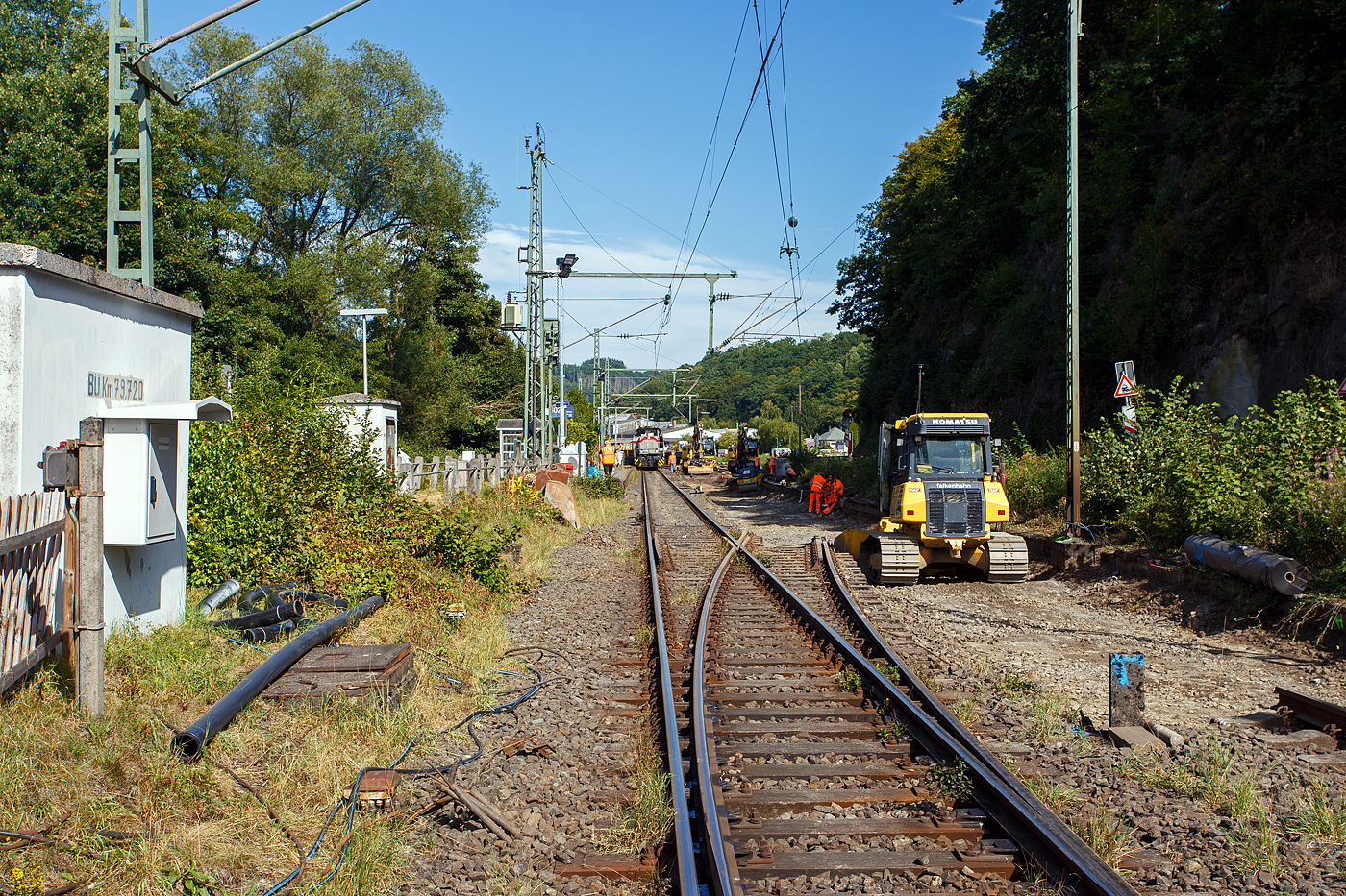 Vom 22 August bis 12 September 2025 ist die Siegstrecke zwischen Troisdorf und Siegen für drei Wochen voll gesperrt. Grund ist die Umleiter-Ertüchtigung der Siegstrecke. Hier (am 26 August 2025) im Bereich Bahnhof Scheuerfeld/Sieg ist eine der viele örtlichen Baustellen.

Die Generalsanierung folgt ab Dezember 2026: Diese dreiwöchige Sperrung der Siegstrecke ist ein Vorgeschmack auf das kommende Jahr. Ab Dezember 2026 und bis Juli 2027 soll die Siegstrecke erneut voll gesperrt werden. Dann möchte die Bahn den Abschnitt umfassend modernisieren, kilometerweise Gleise, Schwellen und Schotter tauschen.
