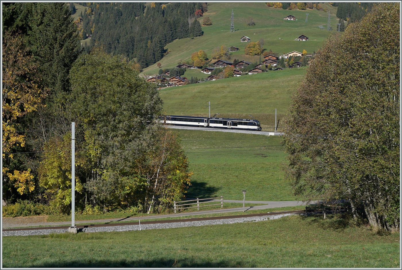 Von Gstaad nach Schönried verläuft die MOB Strecke in weiten Schleifen, um den Höhenunterschied zu überwinden. Besonders die (teilweise) zu sehende Schleife eignet sich recht gut für Fotos, wobei diese üblicherweise auf der inneren Seite der Schleife angefertigt werden. ansonsten im im Bild noch knapp der schiebende MOB Alpina Serie 9000 des PE30 2212 zu sehen.

13. Oktober 2025