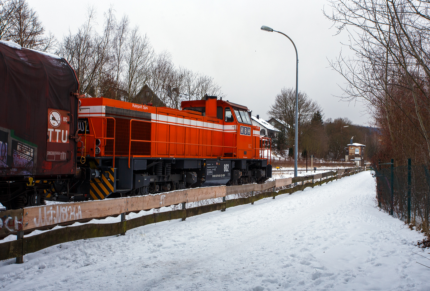 Zurzeit ist die RBH 802 „Ruhrpott Sprinter“ / 275 802-3 (98 80 0275 802-3 D-RBH), eine MaK G 1206 der RBH - RAG Bahn und Hafen GmbH (Gladbeck), an die KSW (Kreisbahn Siegen-Wittgenstein) vermietet. Hier steht sie mit einem Übergabegüterzug, auf dem Rbf der KSW in Herdorf (Betriebsstätte Freien Grunder Eisenbahn- NE 447) vor der Gleisspeere zur Hellertalbahn, zur Abfahrt bereit. Der Zug geht dann via Betzdorf/Sieg und Siegen zum Gbf der DB Cargo in Kreuztal.

Die MaK G 1206 wurde 1997 von der Siemens Schienenfahrzeugtechnik (SFT) in Kiel-Friedrichsort unter der Fabriknummer 1000901 gebaut und an die damalige RAG - Ruhrkohle AG, RAG Bahn- und Hafenbetriebe in Gladbeck als RAG 802 ausgeliefert. Sie war erst die zweite gebaute Lok der erfolgreichen Typs G 1206 aus dem 3. Typenprogramm. Im Jahr 2004 erfolgte die Umfirmierung der RAG in RAG Bahn und Hafen GmbH (RBH) und nach der Übernahme durch die DB Schenker Rail Deutschland AG (heute DB Cargo) erfolgte 2006 die Umfirmierung in RBH Logistics GmbH. 

Die SFT war die Nachfolgefirma der Krupp Verkehrstechnik GmbH bzw. der früheren Maschinenbau Kiel GmbH (MaK). Die SFT wurde am 1. Oktober 1998 von Siemens an die Vossloh AG verkauft, in Vossloh Schienenfahrzeugtechnik (VSFT) umbenannt und firmierte seit 23. April 2004 als Vossloh Locomotives GmbH. Die Vossloh-Lokomotiven aus Kiel trugen das Kürzel MaK in der Fahrzeug-Typenbezeichnung. Nach der Fokussierung von Vossloh auf den Bereich Schiene erfolgte 2019 ein weiterer Verkauf an die Chinesische CRRC Zhuzhou Locomotive Co., Ltd.

Die Lok (MaK G 1206):
Die MaK G 1206 ist im schweren Rangier- und Streckendienst einsetzbar. Sie wurde 1997 zum ersten Mal gebaut, erster Kunde war die RAG, somit diese (die 804) erst die Vierte der Serie. Bis 2016 wurden insgesamt 323 Fahrzeuge der Baureihe G 1206, in 5 verschiedenen Varianten, produziert. Sie wurden nach Deutschland, Österreich, der Schweiz, Luxemburg, Italien, Spanien, den Niederlanden und nach Frankreich verkauft worden. Allein 23 Lokomotiven fahren als BB 61000 bei der SNCF, davon sechs mit MTU-Motor (Die G 1206 gibt es wahlweise mit Caterpillar- oder MTU-Motor). 

Diese Lok der ersten Serie (von 11 Stück) hat einen wassergekühlten 90°V16- Zylinder-Viertakt-Dieselmotor mit Abgasturbolader und Ladeluftkühlung, sowie mit Direkteinspritzung, vom Typ MTU 16V 396 TC 14 des Herstellers MTU Friedrichshafen GmbH (MTU steht für Motoren- und Turbinen-Union). Der Motor hat ein Zylinderbohrung von 165 mm und einen Kolbenhub von185 mm, damit hat der Motor einen Hubraum von 63.3 Litern. Die Motorleistung beträgt 1.570 kW (2.135 PS) bei 1.800 U/min, solche Leitungen erbringe heute 12 Zylindermotoren. Das Strömungsgetriebe ist ein Voith L 5r4 zU2. Die Höchstgeschwindigkeit der Lok beträgt 80 km/h.

Die G 1206 nimmt im 3. Typenprogramm eine besondere Rolle ein. Sie ist nicht nur die größte und leistungsstärkste Mittelführerhaus-Lok als Schlusspunkt dieser Typenreihe, sondern hat mit ihrer Verbreitung in vielen Ländern Europas inzwischen eine gebaute Stückzahl erreicht wie noch keine unabhängig von Staatsbahnaufträgen entwickelte Standardlok aus Kiel vor ihr. Was 1997 als neue Lokgeneration für die Ruhrkohle AG begann, ist heute eine Lokomotive, die in acht europäischen Ländern bei zahlreichen Bahnen, darunter zwei Staatsbahnen, im Einsatz steht.

Mitte der 1990er Jahre entstand bei den Bahn- und Hafenbetrieben der Ruhrkohle AG Bedarf nach neuen Diesellokomotiven. Diese Maschinen sollten nicht nur im schweren internen Rangier- und Zustelldienst eingesetzt werden, sondern auch - die Möglichkeiten der Liberalisierung nutzend - mit schweren Kohlezügen auf Strecken der DB AG verkehren. Dafür benötigten die Lokomotiven eine entsprechend hohe Motorleistung und eine Höchstgeschwindigkeit, die einen freizügigen Einsatz auf DB-Gleisen zulässt.

Den Auftrag zur Entwicklung und Lieferung von elf dieser Lokomotiven bekam die damalige Siemens Schienenfahrzeugtechnik GmbH. Das Ergebnis war die G 1206, deren erstes Exemplar Ende Juli 1997 an die RAG ausgeliefert wurde. Sie ist aus der G 1205 entwickelt worden und unterscheidet sich von dieser hauptsächlich durch den Dieselmotor mit 16 statt 12 Zylindern und eine entsprechend dimensionierte Kühlanlage mit zwei Lüfterrädern. Um die größere Maschinenanlage auf der Lokomotive unterbringen zu können, ist die G 1206 fast zwei Meter länger als ihre Vorgängerin ausgeführt worden.

Die 5 verschiedenen Varianten unterscheiden sich vor allem an den verwendeten Motoren und Getrieben, wie folgt:
•	Motor MTU 16V 396 TC14 mit 1570 kW; Getriebe L 5r4 zU2; Hg 80 km/h
•	Motor MTU 16V 396 TC14 mit 1570 kW; Getriebe L 5r4 zseU2; Hg 60 / 100 km/h
•	Motor MTU 12V 4000 R20 mit 1500 kW; Getriebe L 5r4 zU2; Hg 80 km/h
•	Motor Caterpillar 3512B DI TA mit 1500 kW; Getriebe L 5r4 zU2; Hg 100 km/h
•	Motor MTU 12V 4000 R41 mit 1500 kW; Getriebe L 5r4 zseU2; Hg 60 / 100 km/h

TECHNISCHE DATEN der G 1206 der 1. Serie (RAG):
Spurweite: 1.435 mm (Normalspur)
Antriebart:  dieselhydraulisch
Achsfolge: B'B' 
Länge über Puffer: 14.700 mm
Drehzapfenabstand: 7.200 mm
Achsabstand im Drehgestell: 2.400 mm
größte Breite: 3.080 mm
Höhe über Schienenoberkante: 4.220 mm
Raddurchmesser: 1.000 mm (neu)
Motor: MTU 16V 396 TC14 
Leistung: 1.570 kW bei1.800 U/min
Strömungsgetriebe: Voith L 5r4 zU2
Anfahrzugkraft: 291 kN
Höchstgeschwindigkeit: 80 km/h
kleinster befahrbarer Gleisbogen: 60 m
Dienstgewicht: 88 t
Kraftstoffvorrat: 3.150 l
