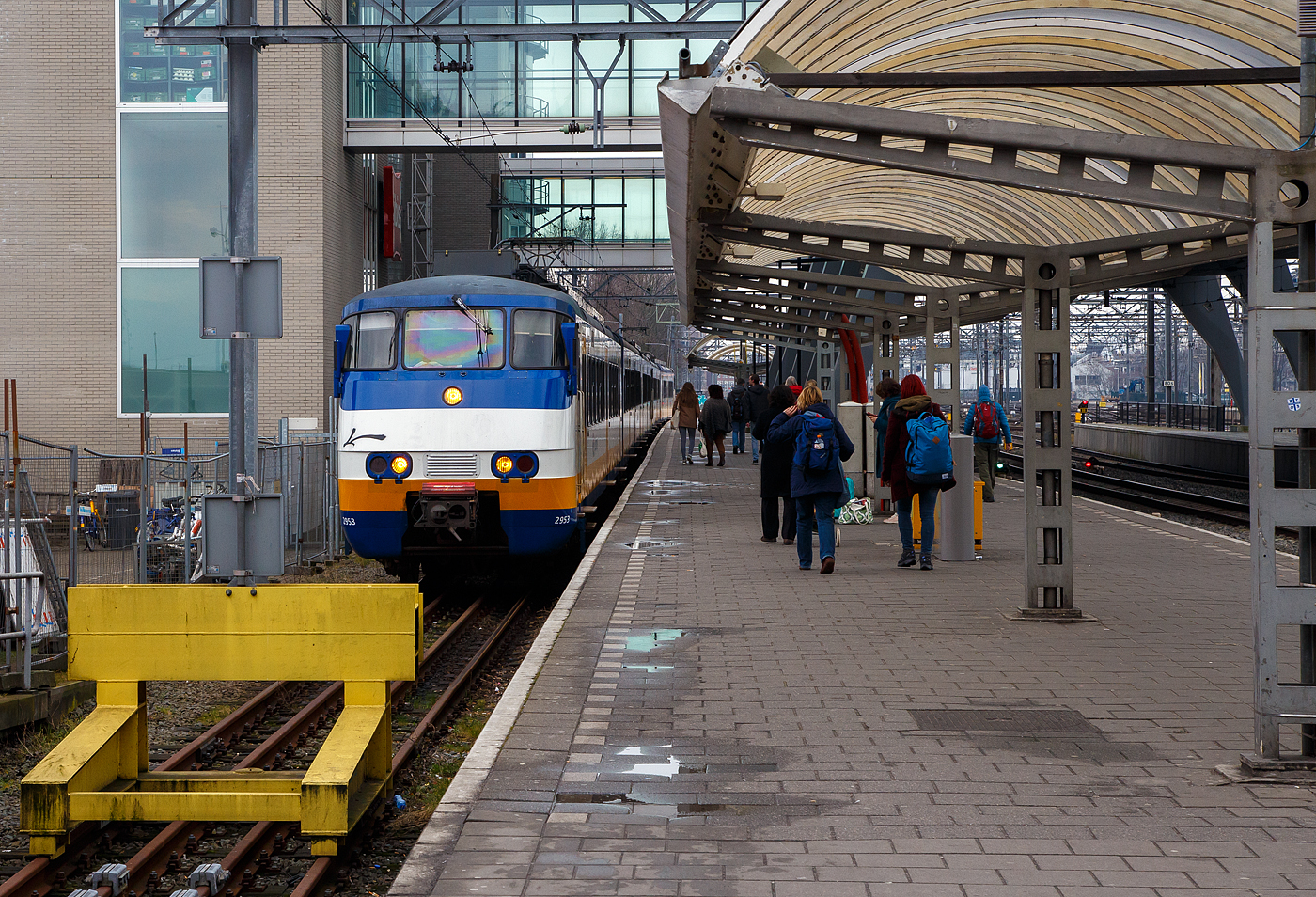 Zwei gekuppelte Sprinter (hinten der dreiteilige SGMm 2953 und vorne der zweiteilige SGMm 2120) der NS (Nederlandse Spoorwegen) werden am 31 März 2018 im Bahnhof Amsterdam Centraal, als Sprinter nach Zandvoort aan Zee, bereitgestellt.

Die Stadsgewestelijk Materieel (SGM) oder Sprinter (auch Plan Y und Mat ’74) sind/waren elektrische Triebzüge für den Nahverkehr in den Niederlanden. Zwischen 1975 und 1980 baute die Waggonfabrik Talbot in Aachen 75 zweiteilige Züge für die Nederlandse Spoorwegen (NS). 1983 wurden 45 Züge mit einem Mittelwagen verlängert und 15 dreiteilige ET neu gebaut. Von 2003 bis 2009 wurden die Sprinter von Bombardier modernisiert und erhielten die Bezeichnung SGMm.