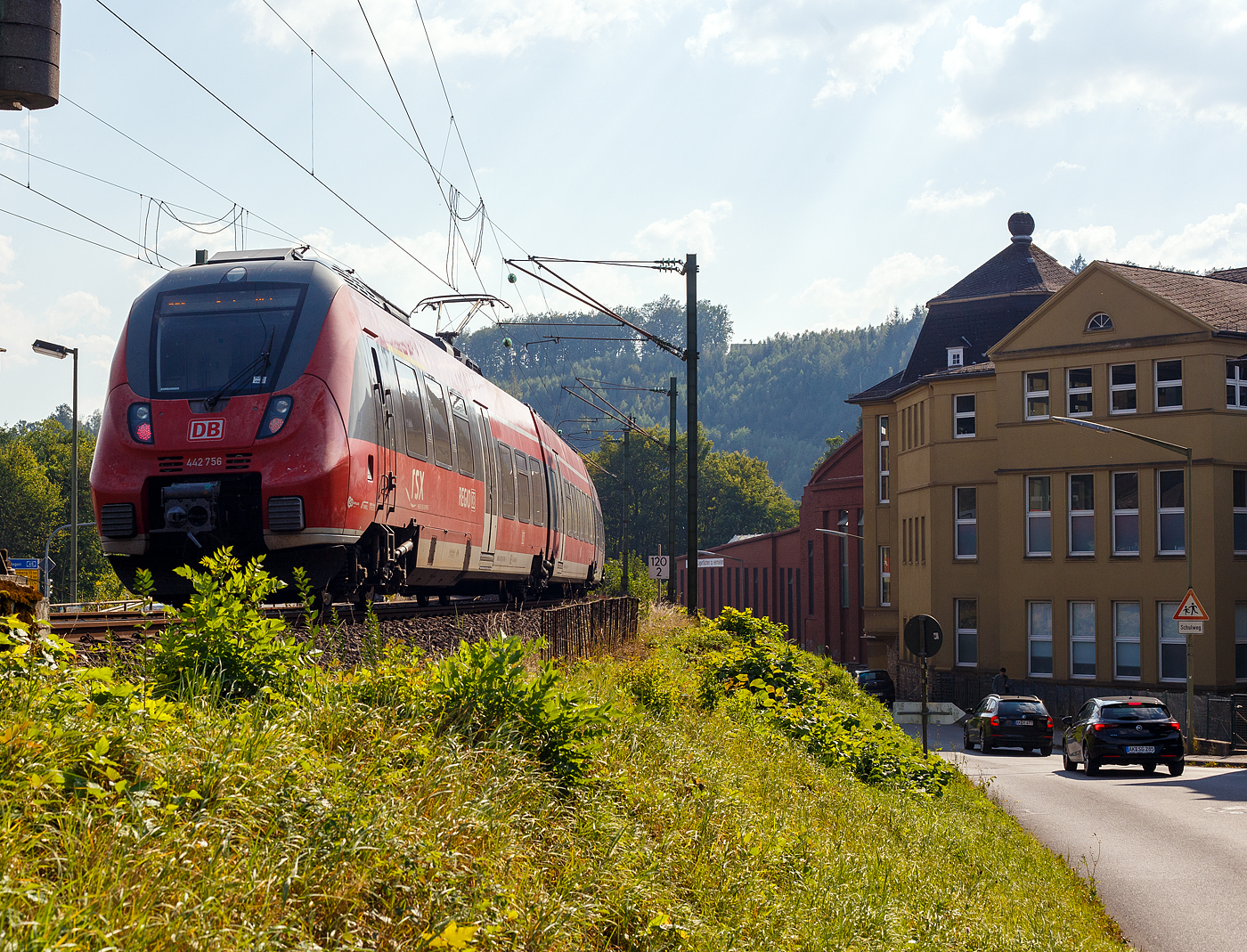 Zwei gekuppelte vierteilige Bombardier Talent 2 (442 259 / 442 759 und 442 256 / 442 756) der DB Regio NRW fahren am 19 September 202m als RE 9 rsx - Rhein-Sieg-Express (Siegen - Köln - Aachen), durch Kirchen (Sieg) und erreichen bald den Bahnhof Kirchen.

Rechts die ehemalige Lokfabrik Jung-Jungenthal.
