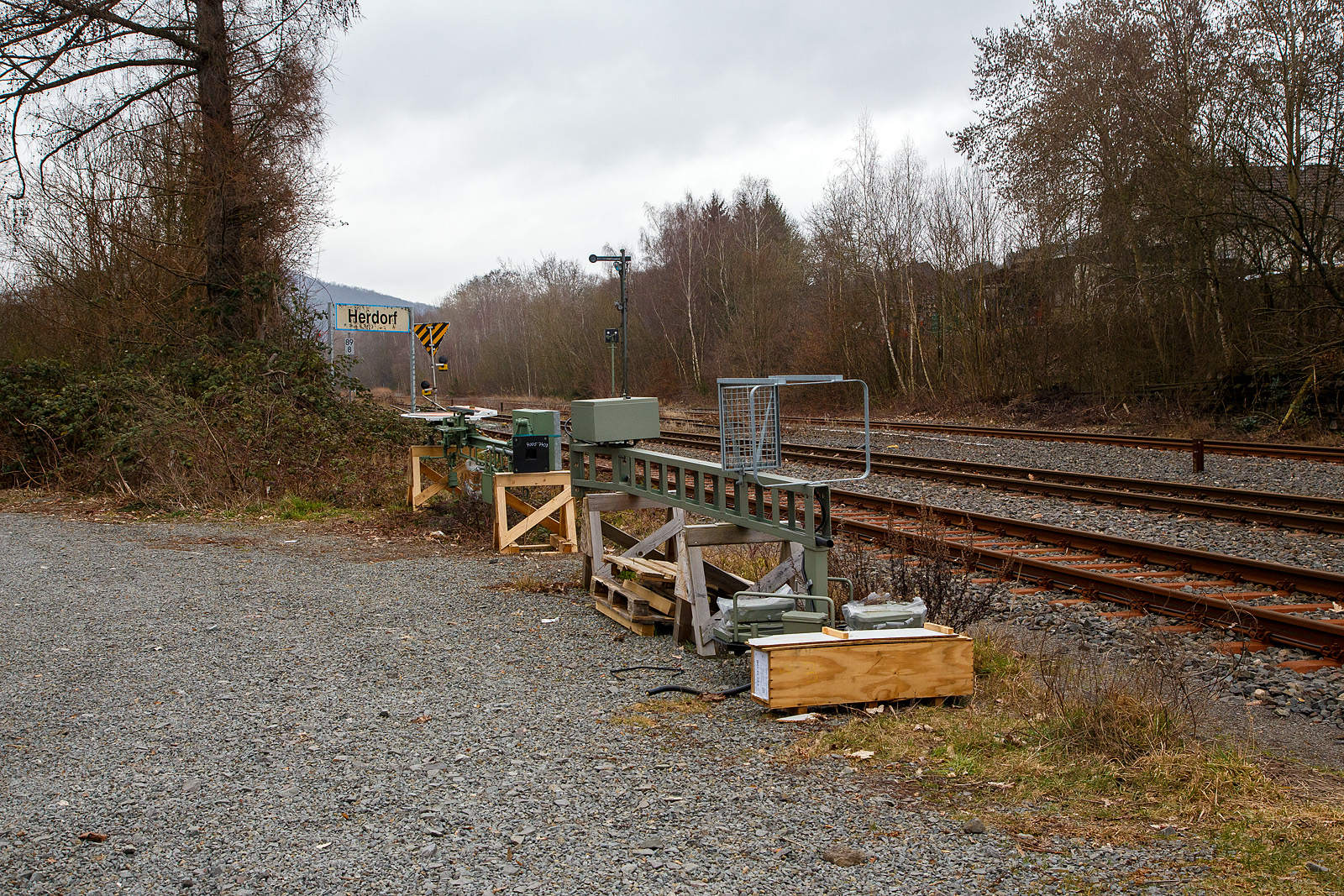 Zwei Vorsignale (ein Form- und ein Lichtsignal) werden beim Bahnhof Herdorf für den Einbau vorbereitet (hier am 04.03.2023), wo sie hin sollen ist mir noch nicht klar, wobei das Lichtsignal eher nach Neunkirchen gehört (unter der Fußplatte war auch mit Hand angeschrieben „Bf Neunkirchen“), denn in Herdorf gibt es auch nur Formsignale.