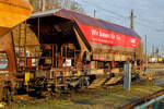 Vierachsiger offener selbstentladender Schotterwagen mit einfacher hydraulischer Bedienung, 31 81 6985 014-2 A-�BB, der Gattung Faccns, der �BB Infra, abgestellt am 14 Januar 2025 beim Bahnhof Lambach