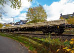   4-achsiger Drehgestellflachwagen, mit Stahlboden, Seitenklappen , Stirnwandklappen und mit UIC-Drehrungen, 37 80 3988 003-4 D-ERD, Gattung Rens 192 B, der Eiffage Rail Deutschland GmbH, am