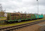 4-achsiger Drehgestell-Flachwagen f�r den Holztransport mit Rungen und hohen Stirnw�nden, 33 56 3527 033-3 SK-AMBSK (33 RIV 56 SK-AMBSK3527 033-3) der Gattung Roos des slowakischen Wagonvermieters