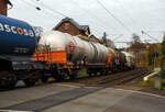 Vierachsiger 62 m³ Drehgestell-Kesselwagen 33 87 7929 793-1 F-ERSA, der Gattung Zacns, laut Anschrift und Gefahrguttafel 336/1131 beladen mit Kohlenstoffdisulfid, der französischen