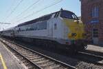 NMBS 5512 sonnt sich am 4 Juli 2026 ins Bahnhof von Puurs.