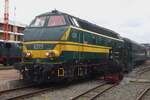 Blöder parallelfahrt mit ex-NMBS (heute Stoomtrein Dendermonde-Puurs) 6219 mit Pendelzug aus Eeklo mit ein Schmalspurdampfloklein in Maldegem am 6 Mai 2023 -inzwischen hat Ihren Fotograf den