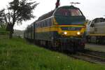 Ex-NMBS 6219 steht mit ein Pendelzug in Eeklo am grauen Nachmittag von 6 Mai 2023 und wird von offenbarer Pfad fotografiert während das Dampdwochenende der SCM.