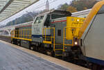 Die SNCB/NMBS HLD 7764  Toledo  leistet am 23 November 2013, einem IC nach Ostende, vom Bahnhof Lüttch-Guillemins, Schubhilfe.

Nach der Ausfahrt vom Bahnhof Lüttch-Guillemins (Gare de Liège-Guillemins) in Richtung Brüssel, der Bahnstrecke Brüssel – Lüttich (Linie 36) folgt bald die 30 ‰ steile Rampe Haut Pré, darum muss bei langen schweren Zügen eine Lok Schubhilfe leisten. Früher war oben am Haut Pré die Bergstation einer Kabelzuganlage. Hier kommt die SNCB/NMBS HLD 7764  Toledo  am 23.11.2013 nach getaner Arbeit (Schubhilfe) retour. 

Die Lok wurde 2002 unter der Fabriknummer 1000981 bei Vossloh in Kiel gebaut, sie trägt die NVR-Nummer: 92 88 0077 064-8 B-B. 

Die HLD77 ist eine speziell auf die Belange der Belgischen Staatsbahn (SNCB) zugeschnittene Weiterentwicklung der G 1205. Zwischen 1999 und 2005 wurden insgesamt 170 Lokomotiven an die SNCB geliefert. Neben dem belgischen Dieselmotor, einen Anglo-Belgian Cooperation 6-Zylinder-Dieselmotor vom Typ 6DZC-1000-144A mit 1.150 KW Leistung, und dem elektrischen Hilfsbetriebekonzept ohne Hydrostatikanlage unterscheidet sie sich in zahlreichen Details von den Standardloks, womit den speziellen Wünschen des Kunden Rechnung getragen wurde. Das Turbowendegetriebe verfügt über ein im Stillstand schaltbares Stufengetriebe für zwei Geschwindigkeitsbereiche. Die Leistungsübertragung vom Getriebe geschieht über Kardanwellen (Gelenkwellen) auf alle 4 Achsen.

Die Lokomotiven kommen im Rangier- und Streckendienst zum Einsatz. Die Lokomotiven 7771 bis 7790 sind zusätzlich in Deutschland und den Niederlanden zugelassen und mit den entsprechenden Zugsicherungen ausgerüstet.

TECHNISCHE DATEN:
Baujahre: 1999 - 2005
gebaute Stückzahl: 170
Spurweite: 1.435 mm (Normalspur)
Achsfolge: B´B´
Länge über Puffer: 15.590 mm
Drehzapfenabstand: 7.770 mm
Achsabstand im Drehgestell: 2.400 mm
größte Breite: 3.052 mm
größte Höhe über Schienenoberkante: 4.220 mm
kleinster befahrbarer Gleisbogen: R 75 m
Dienstgewicht: 90 t

Motordaten:
Dieselmotorhersteller: Anglo-Belgian Cooperation AG (ABC), Gent (Belgien)
Motorart: Wassergekühlter Mittelschnellläufer Viertakt-6-Zylinder-Reihendieselmotor mit Turboaufladung und Ladeluftkühlung (Wassergekühl), sowie Direkteinspritzung (eine Pumpe/Zylinder)
Motortyp: 6(T)DZC-1000-144A 
Motorleistung: 1.150 kW (1.536 PS)
Motordrehzahl: 1.000 U/min
Hubraum: 95,7 Liter (Bohrung Ø 256 mm x 310 mm Hub)

Getriebe: Voith L4r4zseU2a
Hilfsgenerator, dreiphasig: 65–130 kW
Höchstgeschwindigkeit: 60 km/h / 100 km/h (Rangier-/Streckengang)
Anfahrzugkraft: 265 / 210 kN (Rangier-/Streckengang)
Kraftstoffvorrat: 4.200 l
kleinster befahrbarer Gleisbogen: R 75 m
