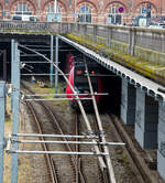Schweizer Technik in Skandinavien, hier in der d�nischen Hauptstadt Kopenhagen beim K�benhavns Hovedbaneg�rd (Kopenhagen Hauptbahnhof) �ber den Gleisen der S-Bahn (S-tog, d�nisch f�r S-Zug) sind
