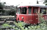 Vandalismus am abgestellten Anhänger 815 608-5 eines Akkutriebwagens 515 in Hildesheim im Mai 1990.