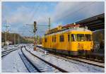 Der Turmtriebwagen 701 142-2 der HWB - Hochwaldbahn, Hermeskeil fährt (oder besser knattert) am 28.01.2013 durch den Bahnhof Betzdorf/Sieg in Richtung Köln.
