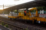 Ein Skl 53 / Klv 53 (Rottenkraftwagen/Gleiskraftwagen) der SRR-Stricker Rose Rail GmbH (Bönen) mit je einem vorangestellten und angehangenen Kla 03 (Anhänger für schweren