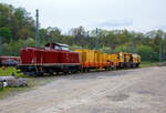 Die 213 335-3 (92 80 1213 335-3 D-NESA), der NeSA Eisenbahn-Betriebsgesellschaft Neckar-Schwarzwald-Alb mbH (Rottweil), ex DB V 100 2335, ist am 29.04.2022, mit der SPENO Schienenschleifeinheit RR 16