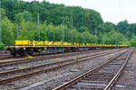   Die Langschienentransporteinheit TE 535 (Ladelänge 120 m) der Bauart Robel (auf 4-achsigen Drehgestellwagen der Gattung Skks) der LOG Logistikgesellschaft Gleisbau mbH (mittlerweile Vossloh