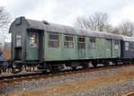   Der Dienstwagen D-EFSK 75 80 93-25 016-2, Gattung D3, der Eisenbahnfreunde Treysa e.V, ex DB 8416 Ksl Dienst 3yg (B3yg), hier am 03.02.2018 im Zugverband im Bahnhof Hachenburg.