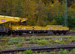 Vor dem Kran KRC 1200+ ist der 4-achsiger Schutzwagen auslegerseitig (Kranauslegerschutzwagen für KRC 1200)  99 80 9320 005-8 D-BRS eingestellt, auf diesem befinden sich auch die zugeh.