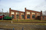 Der Lokschuppen (Seitenansicht/Westseite vom Bf) der Museumseisenbahn K�stenbahn Ostfriesland e.