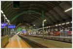 Die Bahnhofhalle vom Hauptbahnhof Frankfurt am Main am 28.12.2013 (1:28 Uhr), Blick vom Bahnsteig 14 in Richtung der Bahnsteiganfänge (Kopf).