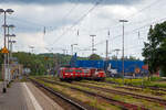 Blick vom Bahnhof Kreuztal auf die Kreuztaler Abstellgruppe und rechts das Südwestfalen Container-Terminal GmbH (SWCT) bzw. Kreuztal Ubf am 09.06.2022.

In der Abstellgruppe stehen (von links nach rechts) die DB 185 147-7, DB 185 277-1 und die BLC 120 127-6. Recht davon rangiert die KSW 47 (92 80 1271 027-5 D-KSW), eine Vossloh G 1000 BB der KSW (Kreisbahn Siegen-Wittgenstein), einen Containerzug. Hinten beladen zwei Reachstacker noch Containerwagen.
