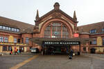 Das Haupteingeng des Empfangsgebäudes vom Hauptbahnhof Osnabrück am 21 Januar 2025. 

Der Hauptbahnhof der niedersächsischen Stadt Osnabrück wurde am 24. April 1895 als „Centralbahnhof“ durch Kaiser Wilhelm II. feierlich eröffnet. Er ist heute der einzige in Niedersachsen noch existierende Turmbahnhof in zwei Ebenen und dient als Knotenpunkt für den Fern- und Regionalverkehr.

