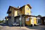 Bahnhof Brannenburg in Bayern, Straßenseite am 11.08.2022.