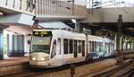 Stadtverkehr Kassel, im Bahnhof Kassel Wilhelmshöhe steht der 8 NRTW-D Nr.754 mit Namen  Jorinde und Joringel  von Alstom Baujahr 2005 am 13.06.2014. Es ist ein Hybrid-Niederflur-Gelenktriebwagen Typ  Regio-Citadis  dreiteilig, achtachsig, auch für Eisenbahnstrecken zugelassen. Eigentum der Regionalbahn Kassel GmbH (RBK).
