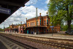 Hundertwasser-Bahnhof Uelzen und das Empfangsgeb�ude von der Gleisseite (Gleis 103) am 14.05.2022.