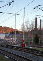   Niederschelderhütte (zu Mudersbach, DB mäßig nur Niederschelden) den 13.02.2018:Die Oberleitung ist geerdet und stromlos....