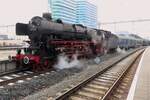 Dampfsonderzug 'Kerst-Expres' mit der SSN 01 1075 steht in Arnhem Centraal am 17 Dezember 2022. Wegen fehlender ECTS f�r das St�ck Zevenaar Oost-Emmerich-Elten m�s der dampfzug von einer Drehstromlok geschlept werden.