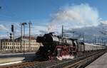 03 2155-4 mit Sonderzug fährt durch Dresden Neustadt am 16.04.2016.