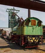 Die Dampfspeicherlokomotive, ex MRW - Mannesmannröhren-Werke AG Nr. 2, am 05 Juni 2011 im LWL-Industriemuseum Henrichshütte in Hattingen. Im Hintergrund der Hochofen 3 der ehem. Henrichshütte.

Diese Lok wurde 1938 von Henschel in Kassel unter der Fabriknummer 24370, da war sie aber noch eine Kohle befeuerte Dampflok vom Henschel Typ Minister Stein. Sie wurde an die Mannesmannröhren-Werke AG ausgeliefert ging zum Einsatz an die Zeche Consolidation in Gelsenkirchen, dessen Eigentümer die MRW war. Im 1958 ging die Lok zum Umbau an die Henschel-Werke GmbH in Kassel, wo sie dann in eine Dampfspeicherlok (System Gilli) umgebaut wurde. Den neuen Kessel stellten die Mannesmannwerke (Fabriknummer 68957-2 / Bj. 1958) bei. Nach dem Umbau ging es wieder zurück an die Mannesmann AG, bis sie 1970 zur RAG - Ruhrkohle AG (BAG Gelsenkirchen) kam und als D-502 bezeichnet wurde. 1974 wurde sie an die Rütgers-Werke AG in Castrop-Rauxel verkauft, wo sie noch bis 1993 lief. Im Jahr 1997 ging an das WIM - Westfälisches Industriemuseum (Henrichshütte in Hattingen), seit 2007 LWL Industriemuseum Westf. Landesmuseum für Industriekultur.

Dampfspeicherlokomotiven:
Die feuerlose Lokomotive behielt lediglich das Fahrwerk. Die Aufbauten wurden gedreht, das Führerhaus wurde über den Zylindern und der Kessel davor aufgebaut. Technisch war es eine Hochdruckspeicherlokomotive mit einem Dampfdruck von 50 bar (50 kg/cm²) im Kessel. Entworfen war dieses System nach Prof. Gilli. Die Dampfspeicherlok wird zu 2/3 (hier 12,51 m³) mit siedendem Wasser gefüllt und dann mit hohem Dampfdruck beaufschlagt. Durch das druckdichte System überhitzt der Dampf das Wasser (bei 25 bar Dampfdruck beträgt die Wassertemperatur 224°C). Im Betrieb wird zunächst der zugeführte Dampf verbraucht. Da das Wasser aber überhitzt ist, wird stetig neuer Dampf erzeugt. Der aus dem Hochdruck entnommene Dampf wird auf den Betriebsdruck von 13 bar reduziert und dann der Dampfmaschine (den beiden Zylindern) zugeführt.

In einer 8h-Schicht brauchte die Lok drei Füllungen. Höchstleistung mit einer Füllung waren so 354 t auf 12,2 km. 

TECHNISCHE DATEN nach Umbau:
Spurweite: 1.435 mm (Normalspur)
Gesamtradstand 3.100 mm
Treibrad-Ø: 1.100 mm (neu)
Zylinder-Ø: 540 mm
Wasserraum: 12,51 m³
Dampfraum: 1,4 m³
Speicherdruck: 50 kg/cm
Arbeitsdruck: 13 kg/cm
Zugkraft: 14.250 kg
Leergewicht: 46.620 kg
Dienstgewicht: 56.215 kg
