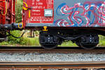 Detailbild eines zweiachsigen kopfstücklosen Güterwagen-Drehgestells mit 22,5 t Radsatzlast der Bauart Y 25 Lsi-C, hier von dem vierachsigen Drehgestell-Flachwagen 33 87 4669 611-5 F-ERSA der Gattung Shimmns, der französischen Vermietungsfirma ERMEWA S.A., am 12 September 2024 im Zugverband, auf dem KSW Rbf in Herdorf (Betriebsstätte Freien Grunder Eisenbahn - NE 447).

Das Drehgestell wurde 2023 vomn der französischen Firma TECHNI INDUSTRIE in Bonchamp-les-Laval gebaut.

Y25 - zweiachsige Standarddrehgestelle für Güterwagen
Das Drehgestell Y25Lsd1 basiert auf einer Entwicklung der französischen Staatsbahn, die vom internationalen Eisenbahnverband UIC standardisiert wurde und sich seit Jahrzehnten im Einsatz bei zahlreichen Bahnunternehmen in Europa bewährt.

Das Drehgestell Y25L25Lsi(f)-C ist eine neue Variante des UIC-Güterwagen-Drehgestells Y25 mit einer integrierten pneumatischen Bremsanlage. Handbremsenanschluss oder Feststellbremse sind verfügbar. Dieses Drehgestell zeichnet sich durch große Zuverlässigkeit im Betrieb aus und erfüllt alle Anforderungen an eine flexibel einsetzbare Komponente. 

TECHNISCHE DATEN des Drehgestells:
Spurweite: 1.435 mm (Normalspur)
Gewicht: ca. 4.200 kg 
Achsabstand: 1.800 mm
Laufraddurchmesser: 920 mm (neu) / 840 mm (abgenutzt)
Höhe der Drehpfannenmitte über S.O. beim Wagengewicht 20 t: 925 mm +3/-5
Max. Achslast: 22,5 t
Für Wagen (bremstechnisch) bis Geschwindigkeit max. Achslast 22,5 t: 100 km/h
Für Wagen (lauftechnisch) bis Geschwindigkeit max. Achslast 22,5 t: 120 km/h
Radsatz mit Lager: BA 004 (mit Radsatzlager der BA 182)
Radsatzfederung: zweistufige Schraubenfederung
Bremstyp: mechanisch 
Bremsschuh: K
Bremsschuhhalter: Bgu