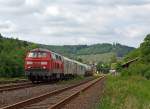 Noch ist es gr�n zwischen den Gleisen auf der Hellertatbahn (KBS 462), fragt sich nur wie lange: Ein Unkrautbek�mpfungszug (Spritzzug) am 02.06.2012 in Herdorf.